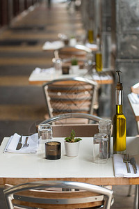 餐桌设置在橄榄油餐厅的露台上图片