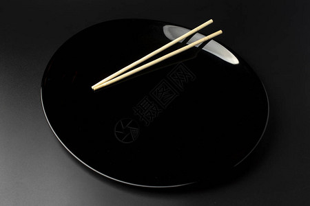 黑色空盘子配筷子图片