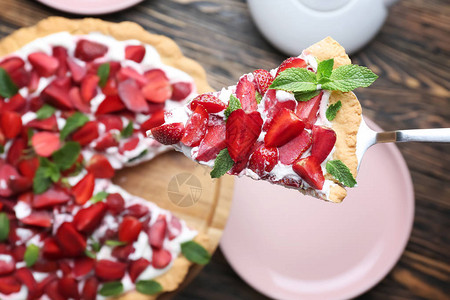 一小块美味的草莓蛋糕在图片