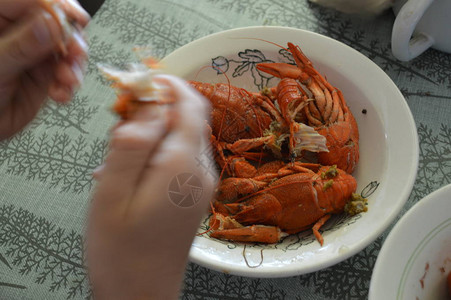 准备好的煮熟的小龙虾放在盘子里图片