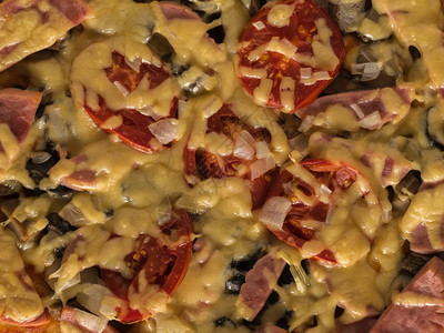 番茄奶酪和香肠的比萨表面背景图片