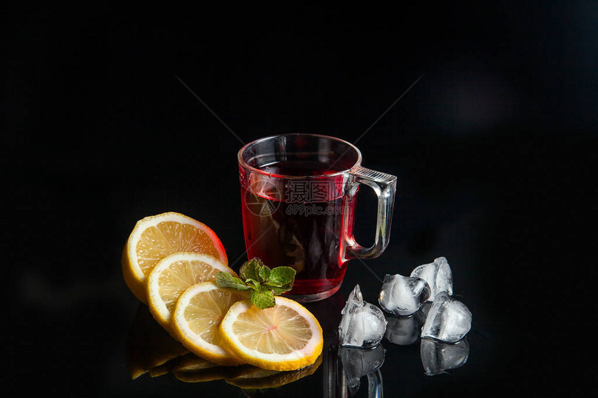 夏季冰镇饮料芙蓉凉茶加冰柠檬和薄荷一杯芙蓉冷茶图片