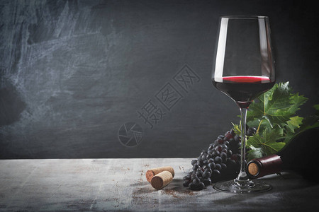 红酒和葡萄古老的葡萄酒和葡萄木制图片