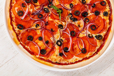意大利腊肠和番茄披萨图片
