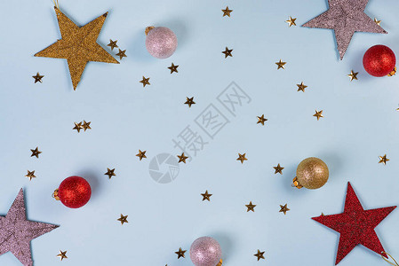 圣诞节模式由蓝色背景的金银和红星球制成图片