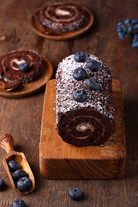 巧克力卷配蓝莓做甜点图片