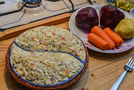盘子里的蔬菜沙拉和蛋黄酱图片