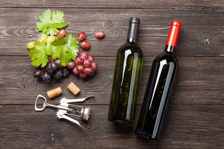 各种葡萄葡萄酒瓶和木制桌图片