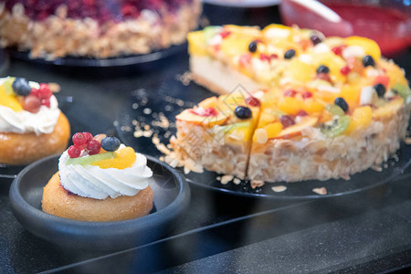奶油和水果的美味蛋糕图片