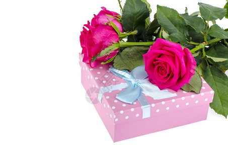 美丽的玫瑰花束和节日礼物盒图片