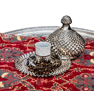 土耳其软糖盘中的传统土耳其铜咖啡杯图片