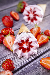 冰淇淋和草莓加冰淇淋甜筒图片