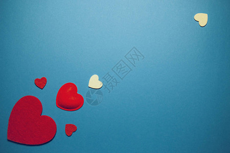 蓝色背景上的装饰感觉心带有复制空间的抽象背景爱情和浪漫主题情人节图片