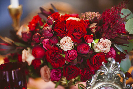 花朵与红玫瑰和粉红玫瑰的安图片