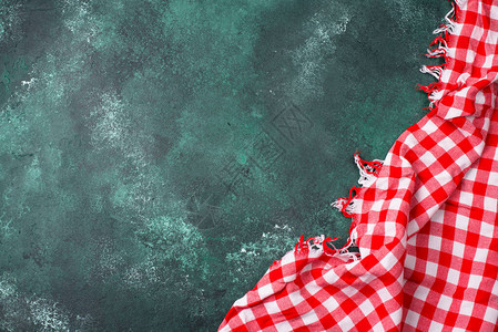 传统野餐红色彩桌布或绿背图片