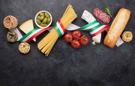 意大利菜食料意大利面粉奶酪沙拉米橄榄和西红柿顶端观景板铺在有复制图片