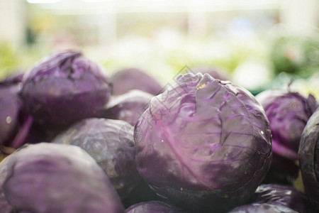 超市桌上蔬菜紫甘蓝的特写图片