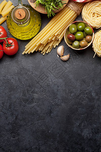意大利菜食料意大利面粉奶酪橄榄和西红柿顶层风景平板铺在有复制图片