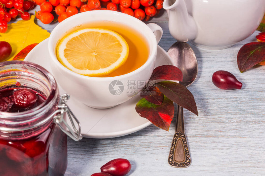 柠檬茶自制果酱罐南瓜和浆果秋叶秋图片