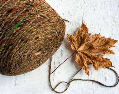 轻薄的毛线和秋天的草叶图片