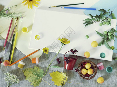 艺术材料鲜花和水果的装饰组成图片