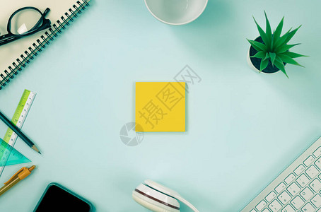 黄色便笺或记事本和办公用品图片