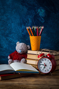公开日记玻璃中的彩色铅笔书籍玩具熊蓝背景红色警报图片