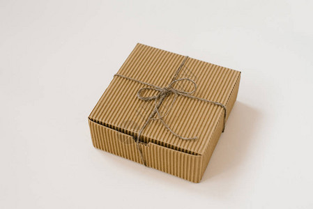 配有麻绳和蜜蜂背景上的线条的礼品盒生日礼物包背景图片