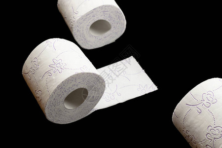 厕所纸持有者软组织卷在黑色背景上被隔离图片