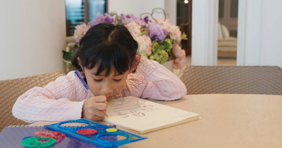 在书上画的亚洲小女孩图片