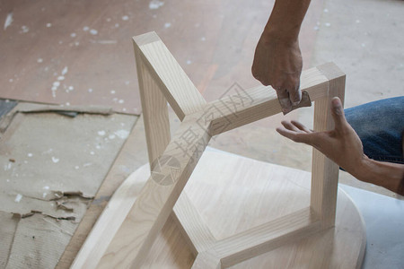 用砂纸擦洗木板做桌子家具背景图片