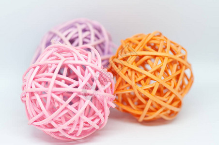 设计成三个粉红色橙球和银色球的干簧丝以图片