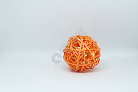 干Reed设计成橙色球在白图片