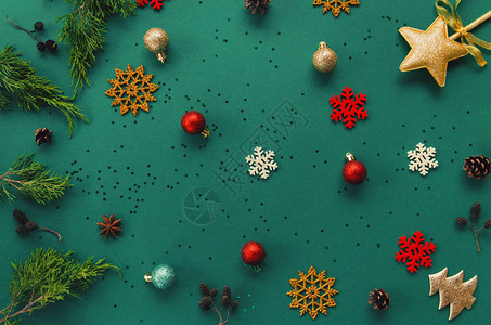 带有装饰金星fir树球和雪花的圣诞成份图片