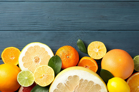 木背景的果汁柑橘水图片