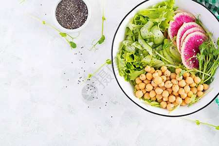 时尚沙拉素食佛碗配鹰嘴豆西瓜萝卜和豌豆芽健康均衡的饮食顶视图图片