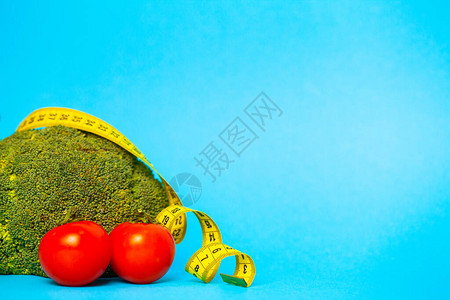 减重的概念蔬菜和测量磁图片