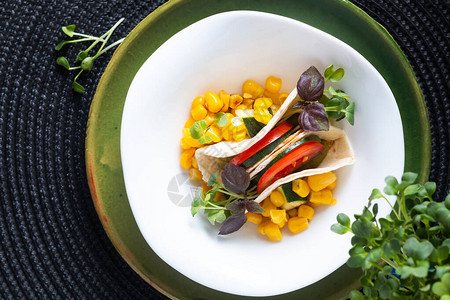 健康食品概念Vegan微绿色沙拉玉米三明治图片
