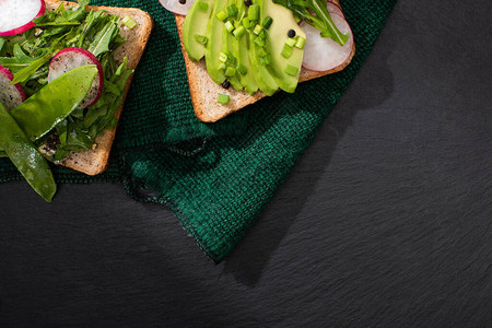 蔬菜三明治上面有萝卜菜叶和绿布鳄梨图片