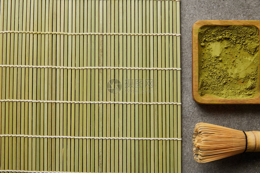 木板上竹胡须和桌垫附近的绿色图片