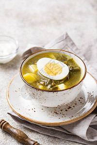 酢浆草汤或绿色罗宋汤配鸡蛋和酸奶油图片