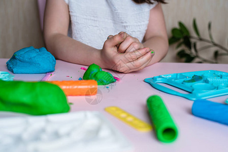 儿童手玩彩色粘土自制塑料橡皮泥玩面团塑造型粘土的女图片
