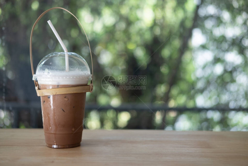 将咖啡摩卡浸在塑料杯中用竹背图片