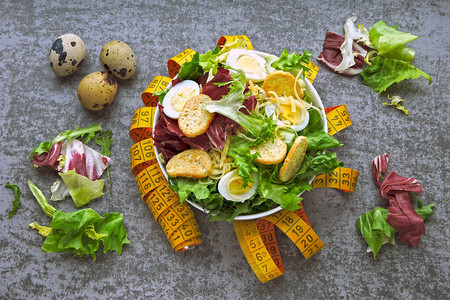 健康沙拉和卷尺适当营养减肥的概念图片