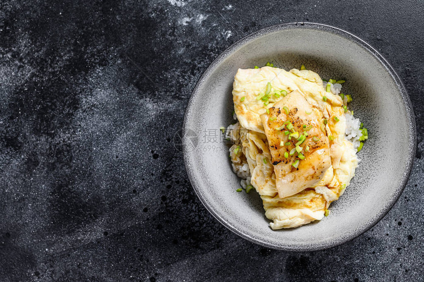 用日本煎蛋卷和炒米烤熟的鳕鱼片图片