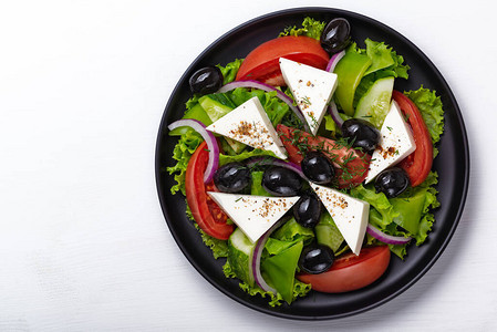 新鲜黄瓜番茄橄榄洋葱生菜和乳酪的蔬菜沙拉图片