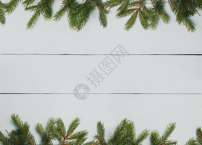 白色的木桌和冷杉树枝圣诞节背景图片