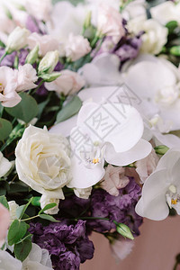 新婚夫妇的婚桌装饰着新鲜白玫瑰和兰花高清图片