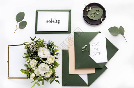 绿色的手工艺式婚礼信封图片