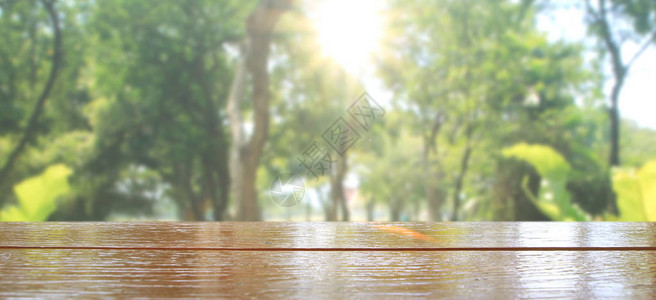 自然背景Wood桌在模糊的绿背景图片